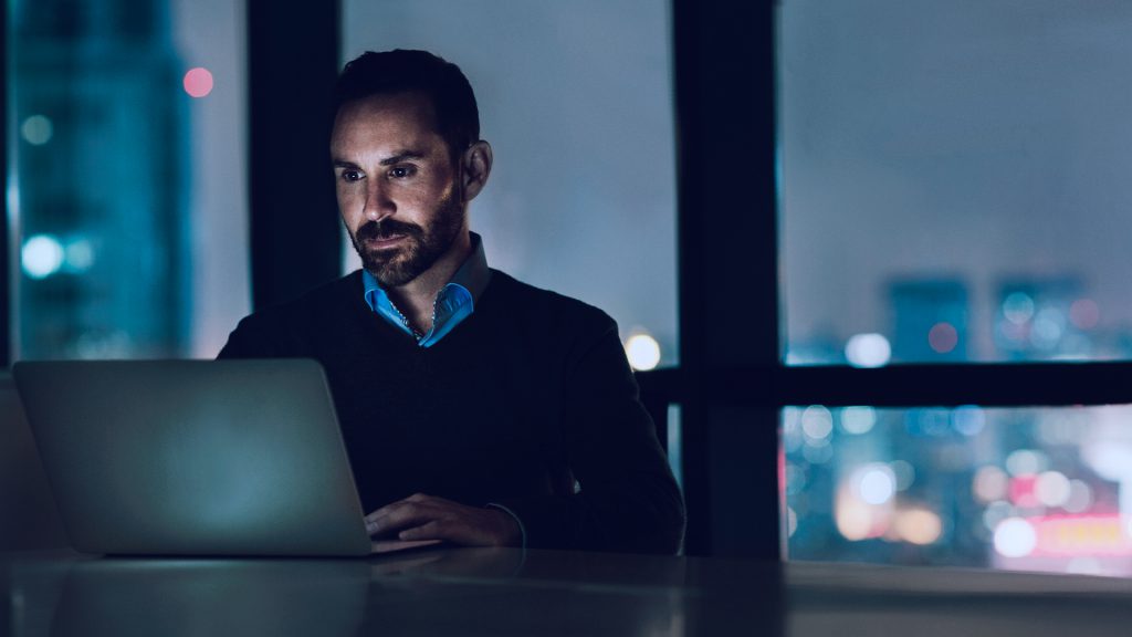 Foto de homem de meia idade mexendo no computador